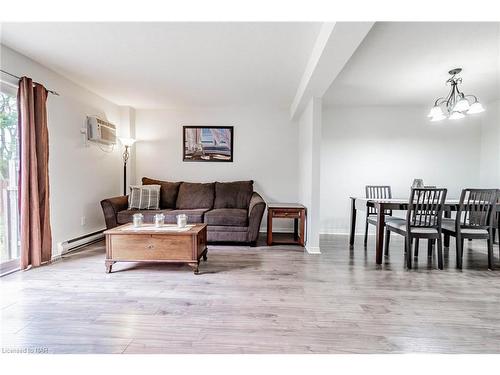 13-110 Silvan Drive, Welland, ON - Indoor Photo Showing Living Room