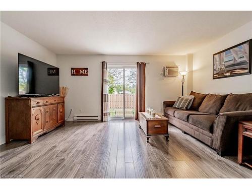 13-110 Silvan Drive, Welland, ON - Indoor Photo Showing Living Room