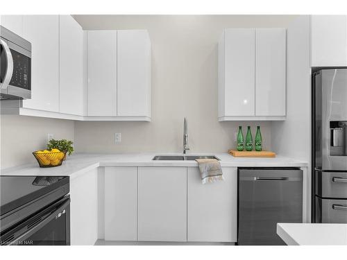 1030 Hansler Road, Welland, ON - Indoor Photo Showing Kitchen