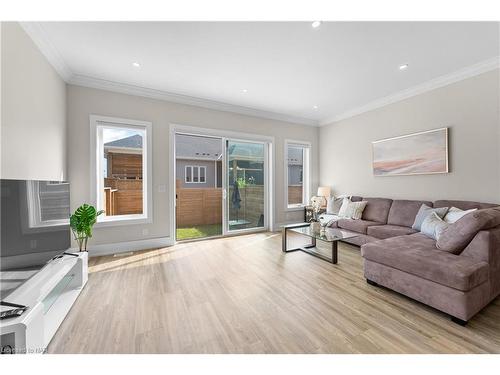 1030 Hansler Road, Welland, ON - Indoor Photo Showing Living Room