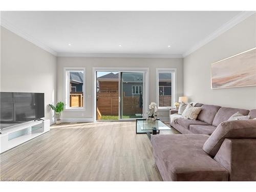 1030 Hansler Road, Welland, ON - Indoor Photo Showing Living Room