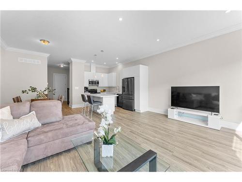 1030 Hansler Road, Welland, ON - Indoor Photo Showing Living Room