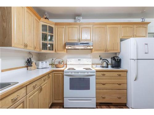 8115 Beaverdams Road, Niagara Falls, ON - Indoor Photo Showing Kitchen