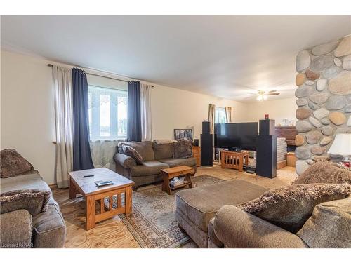 8115 Beaverdams Road, Niagara Falls, ON - Indoor Photo Showing Living Room