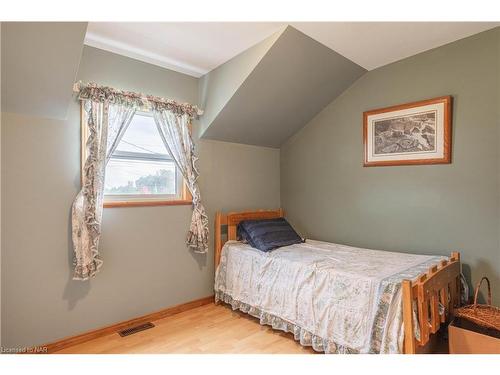 8115 Beaverdams Road, Niagara Falls, ON - Indoor Photo Showing Bedroom