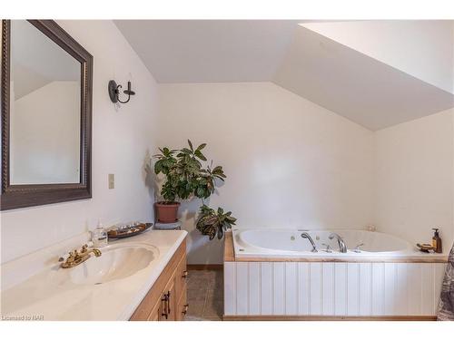 8115 Beaverdams Road, Niagara Falls, ON - Indoor Photo Showing Bathroom