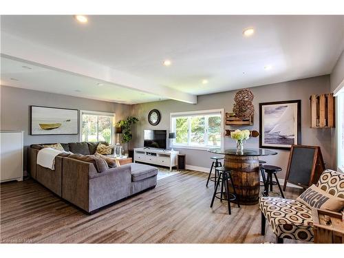 3732 Concord Avenue Avenue, Crystal Beach, ON - Indoor Photo Showing Living Room