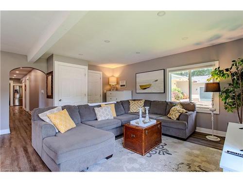 3732 Concord Avenue Avenue, Crystal Beach, ON - Indoor Photo Showing Living Room