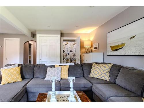 3732 Concord Avenue Avenue, Crystal Beach, ON - Indoor Photo Showing Living Room