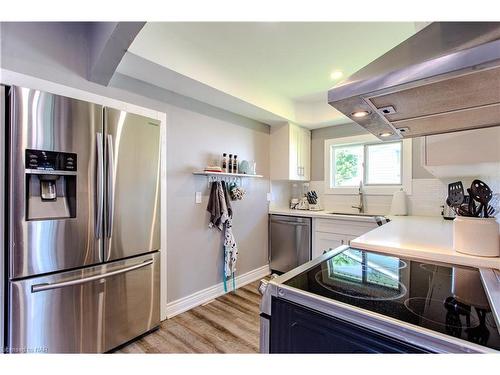 3732 Concord Avenue Avenue, Crystal Beach, ON - Indoor Photo Showing Kitchen