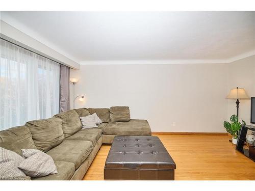 127 Windsor Street, Welland, ON - Indoor Photo Showing Living Room