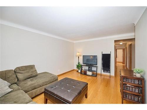 127 Windsor Street, Welland, ON - Indoor Photo Showing Living Room