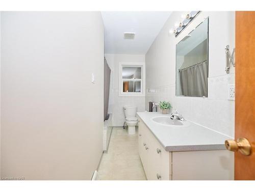 127 Windsor Street, Welland, ON - Indoor Photo Showing Bathroom