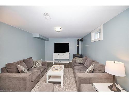 127 Windsor Street, Welland, ON - Indoor Photo Showing Living Room