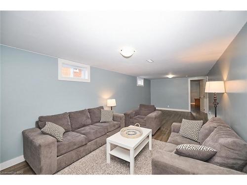 127 Windsor Street, Welland, ON - Indoor Photo Showing Living Room