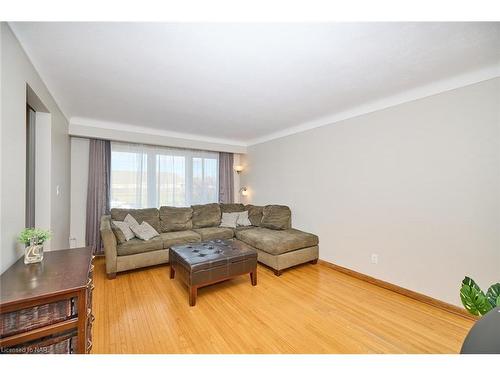 127 Windsor Street, Welland, ON - Indoor Photo Showing Living Room