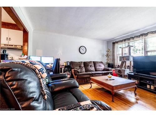 6385 Wendy Drive, Niagara Falls, ON - Indoor Photo Showing Living Room