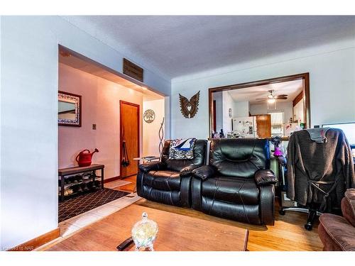 6385 Wendy Drive, Niagara Falls, ON - Indoor Photo Showing Living Room