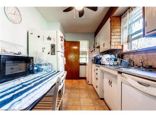 6385 Wendy Drive, Niagara Falls, ON - Indoor Photo Showing Kitchen With Double Sink