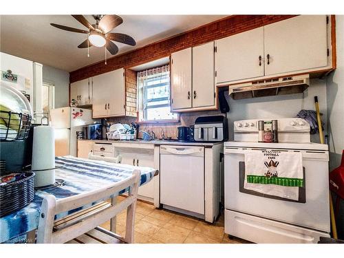 6385 Wendy Drive, Niagara Falls, ON - Indoor Photo Showing Kitchen