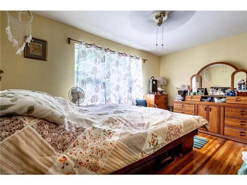 6385 Wendy Drive, Niagara Falls, ON - Indoor Photo Showing Bedroom