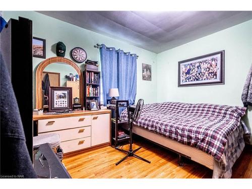 6385 Wendy Drive, Niagara Falls, ON - Indoor Photo Showing Bedroom