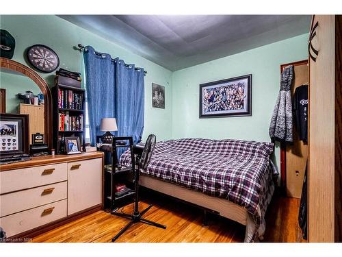 6385 Wendy Drive, Niagara Falls, ON - Indoor Photo Showing Bedroom