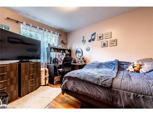 6385 Wendy Drive, Niagara Falls, ON - Indoor Photo Showing Bedroom