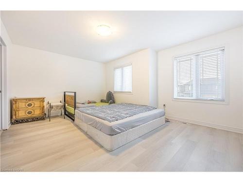 10 Bergenstein Crescent, Fonthill, ON - Indoor Photo Showing Bedroom