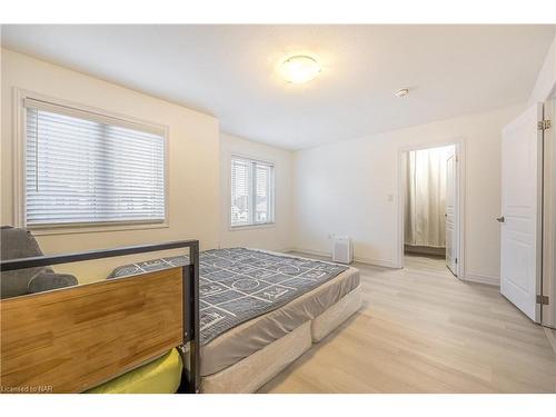 10 Bergenstein Crescent, Fonthill, ON - Indoor Photo Showing Bedroom