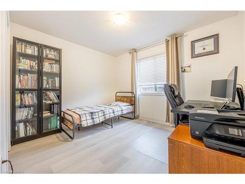 10 Bergenstein Crescent, Fonthill, ON - Indoor Photo Showing Bedroom