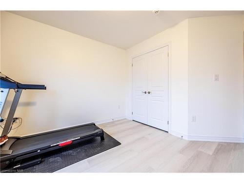 10 Bergenstein Crescent, Fonthill, ON - Indoor Photo Showing Other Room