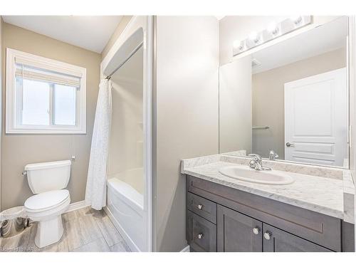 10 Bergenstein Crescent, Fonthill, ON - Indoor Photo Showing Bathroom