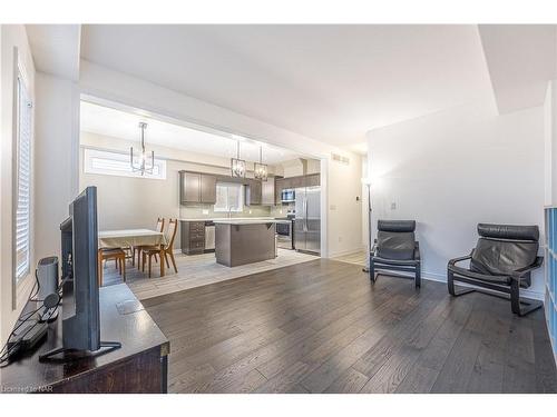 10 Bergenstein Crescent, Fonthill, ON - Indoor Photo Showing Living Room