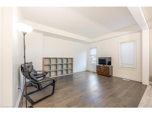 10 Bergenstein Crescent, Fonthill, ON - Indoor Photo Showing Living Room