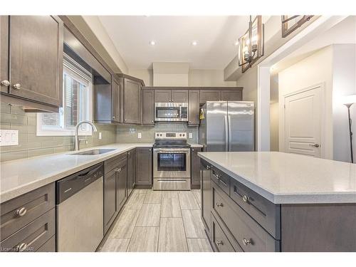 10 Bergenstein Crescent, Fonthill, ON - Indoor Photo Showing Kitchen With Upgraded Kitchen