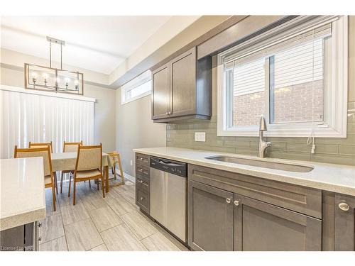 10 Bergenstein Crescent, Fonthill, ON - Indoor Photo Showing Kitchen