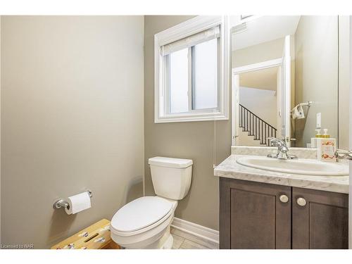 10 Bergenstein Crescent, Fonthill, ON - Indoor Photo Showing Bathroom