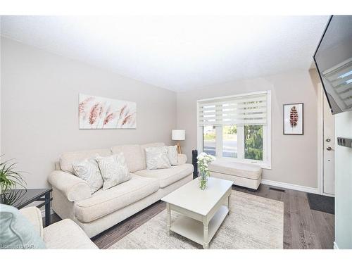 118 Rockwood Avenue, St. Catharines, ON - Indoor Photo Showing Living Room