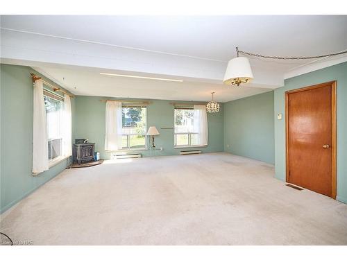 4491 Elmwood Avenue, Niagara Falls, ON - Indoor Photo Showing Other Room