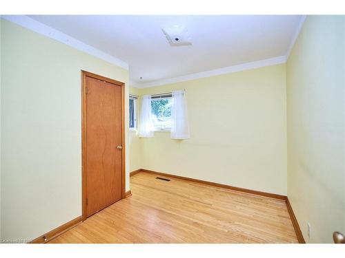 4491 Elmwood Avenue, Niagara Falls, ON - Indoor Photo Showing Other Room