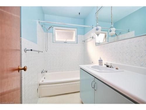 4491 Elmwood Avenue, Niagara Falls, ON - Indoor Photo Showing Bathroom