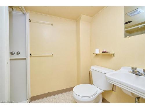 4491 Elmwood Avenue, Niagara Falls, ON - Indoor Photo Showing Bathroom