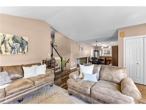 55 Thorold Avenue, Thorold, ON - Indoor Photo Showing Living Room