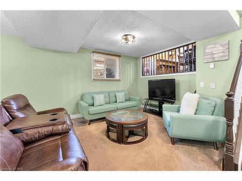 55 Thorold Avenue, Thorold, ON - Indoor Photo Showing Living Room