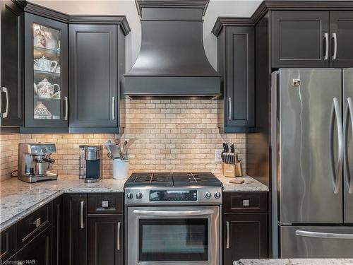 31 Stoneridge Crescent, Niagara-On-The-Lake, ON - Indoor Photo Showing Kitchen With Upgraded Kitchen