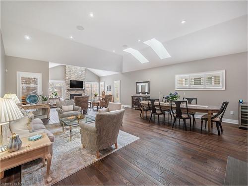 31 Stoneridge Crescent, Niagara-On-The-Lake, ON - Indoor Photo Showing Living Room With Fireplace