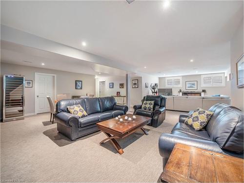 31 Stoneridge Crescent, Niagara-On-The-Lake, ON - Indoor Photo Showing Living Room