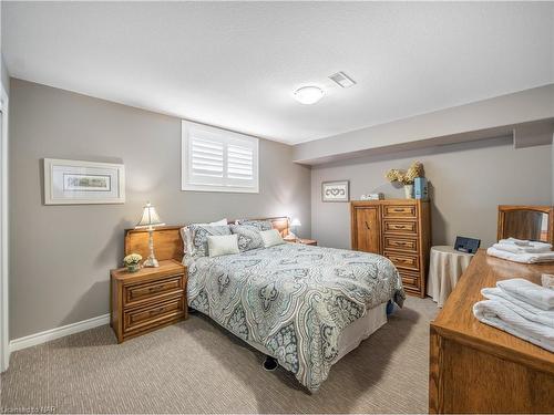 31 Stoneridge Crescent, Niagara-On-The-Lake, ON - Indoor Photo Showing Bedroom