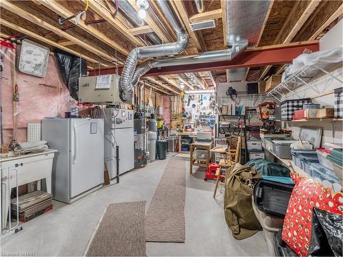 31 Stoneridge Crescent, Niagara-On-The-Lake, ON - Indoor Photo Showing Laundry Room